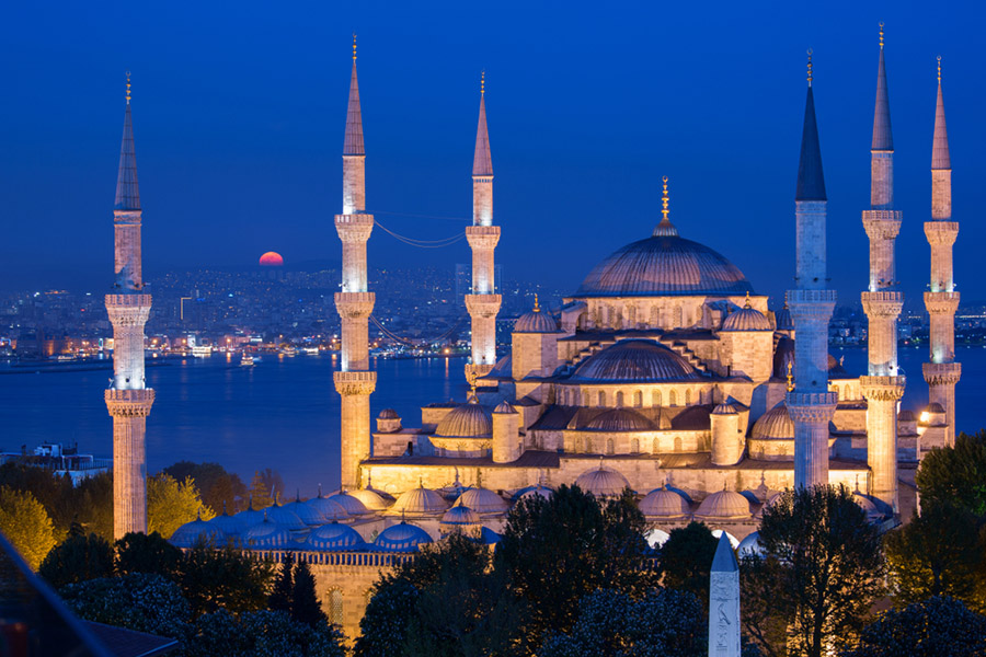 Sultanahmet Camii Nerede? Camii, aynı ismi taşıyan Sultanahmet Meydanı'nda bulunmaktadır. bölgeye en rahat tramvay ile ulaşabilirsiniz..