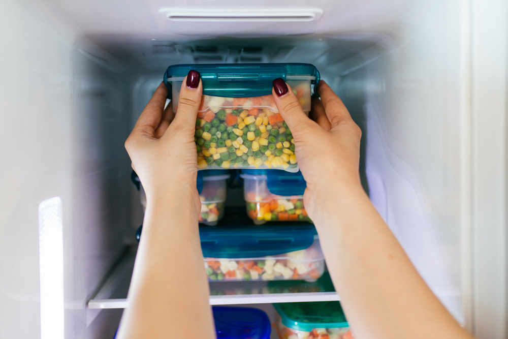 Buzdolabına yiyecekleri geri yerleştirin