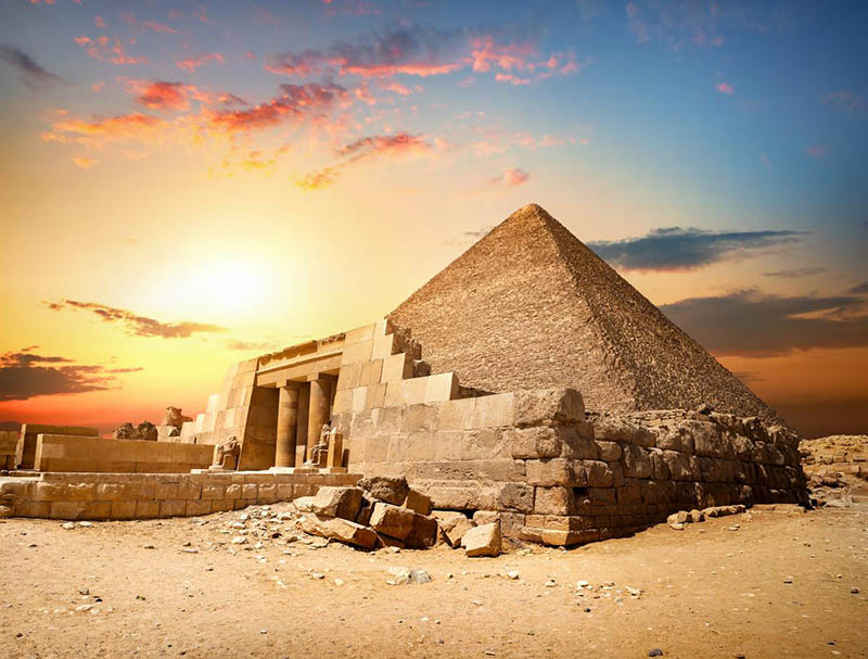 Kahire - Gize'deki yıkık bir Keops Piramidi, Keops Piramidi Ve Özellikleri..